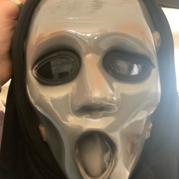 Bleeding Scream Mask - Scream TV Series NWT - Picture 2 of 4